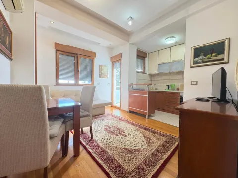 Dnevni boravak sa trpezarijom i otvorenom kuhinjom. - image 2