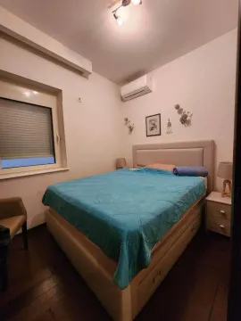Spavaća soba sa bračnim krevetom, klima-uređajem i noćnim stočićima. - image 4