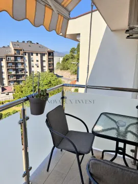 Namješten balkon sa stolom, stolicama i tendom. - image 6