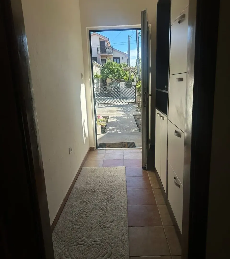 Izdavanje, dvosoban stan, 75m², Konik, Podgorica