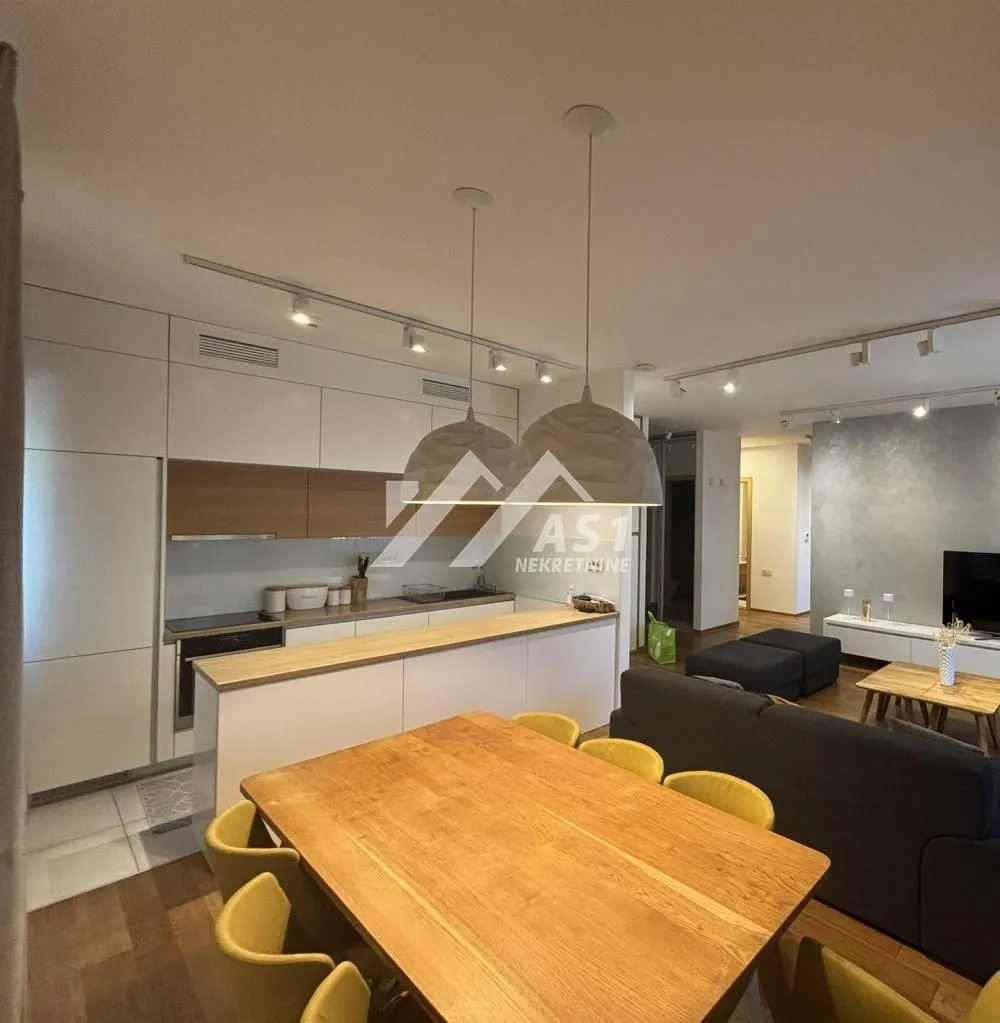 Izdavanje, trosoban stan, 102m², Centar, Novi Sad