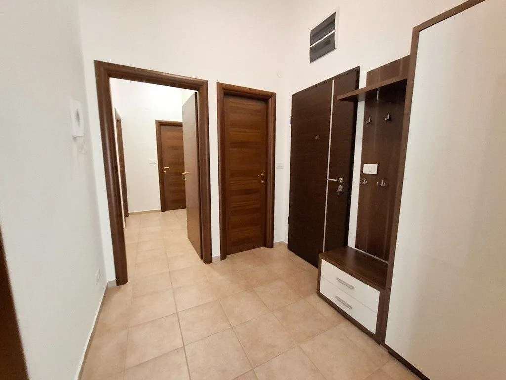 Izdavanje, dvosoban stan, 64m², Stari Aerodrom, Podgorica