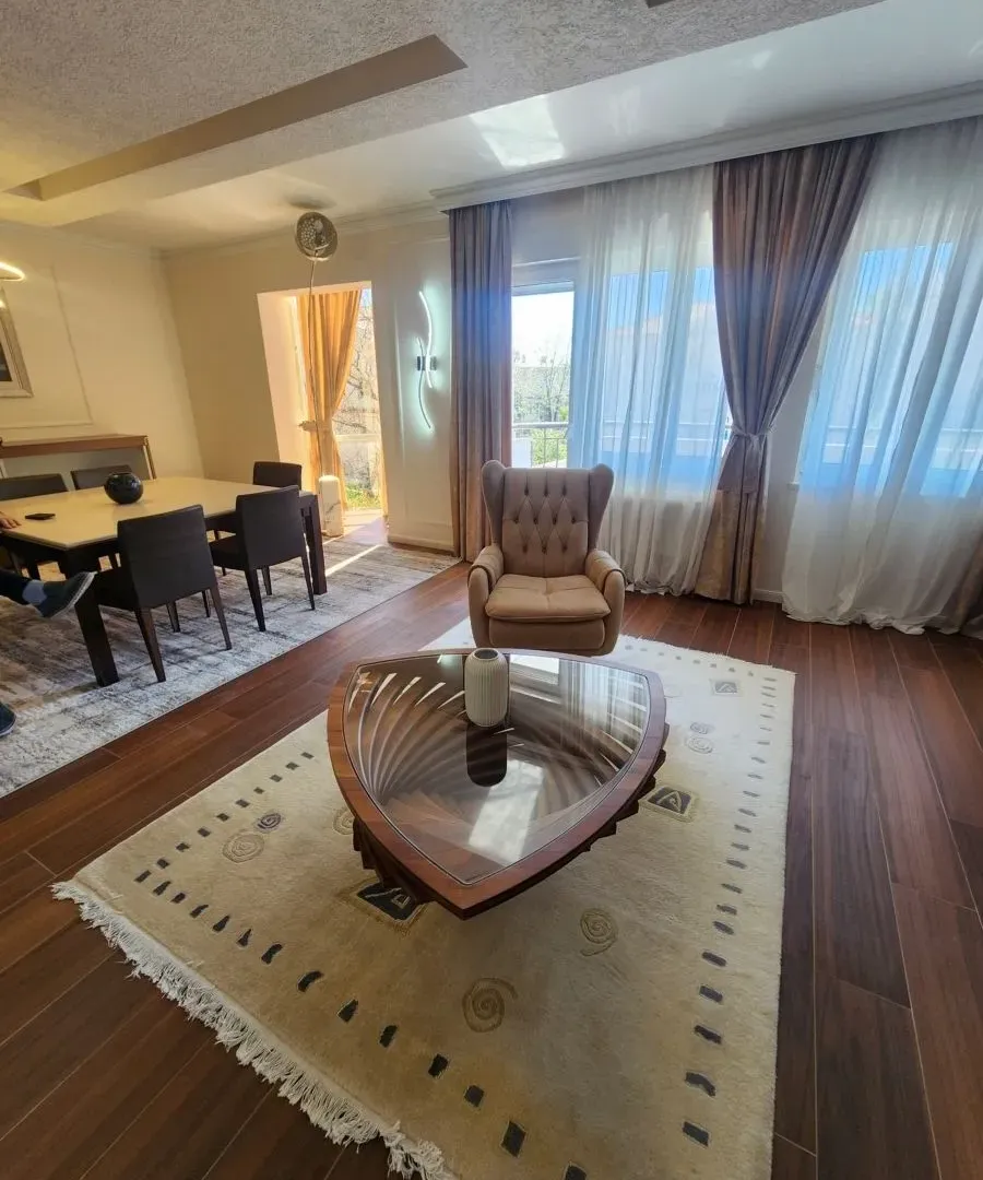Izdavanje, trosoban stan, 215m², Gorica C, Podgorica