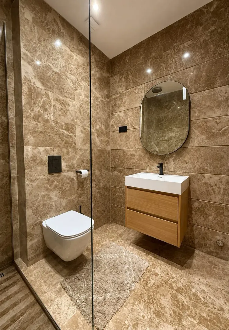 Moderno opremljeno kupatilo sa tuš kabinom, umivaonikom i wc šoljom.