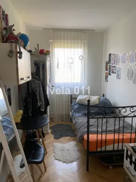 Nameštena spavaća soba sa krevetom, radnim stolom i ormarom. - image 12