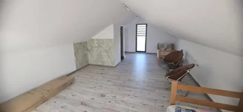 Potkrovlje sa kosim plafonom i laminatom. - image 13