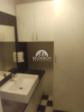Pogled na kupatilo sa umivaonikom i ogledalom. - image 4