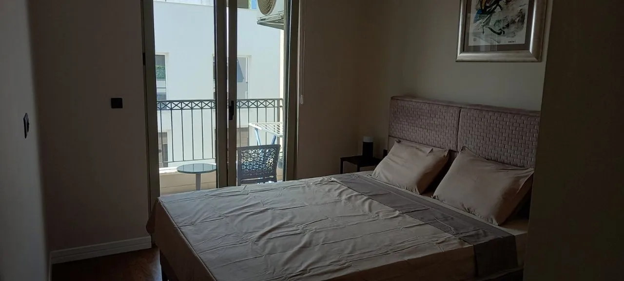 Furnished bedroom with a double bed and access to the terrace.