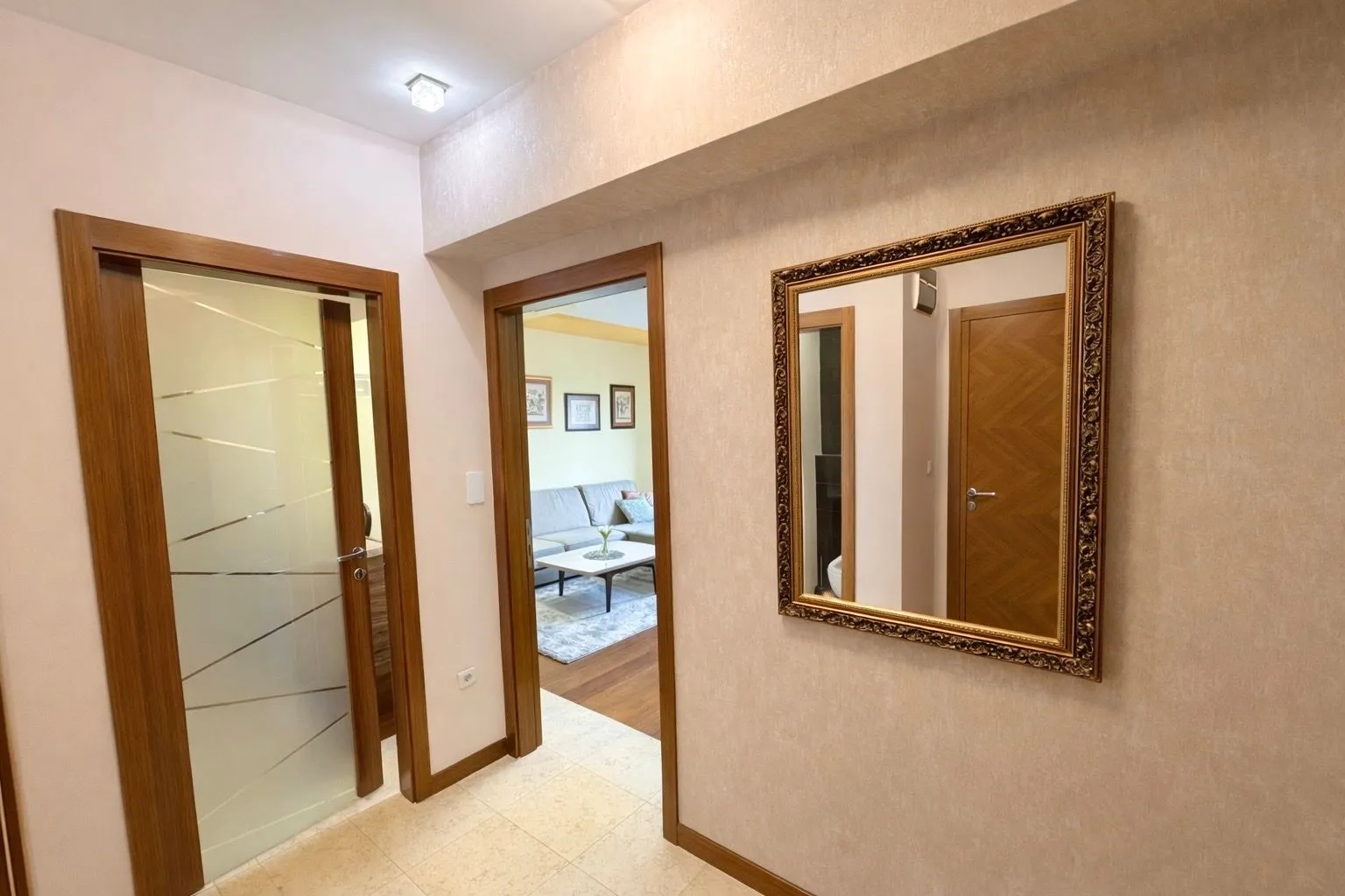 Izdavanje, dvosoban stan, 75m², Centar, Podgorica