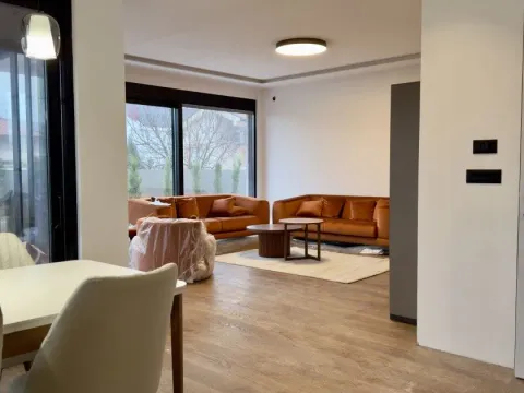 Dnevna soba sa garniturom i trpezarijskim stolom u prvom planu. - image 6