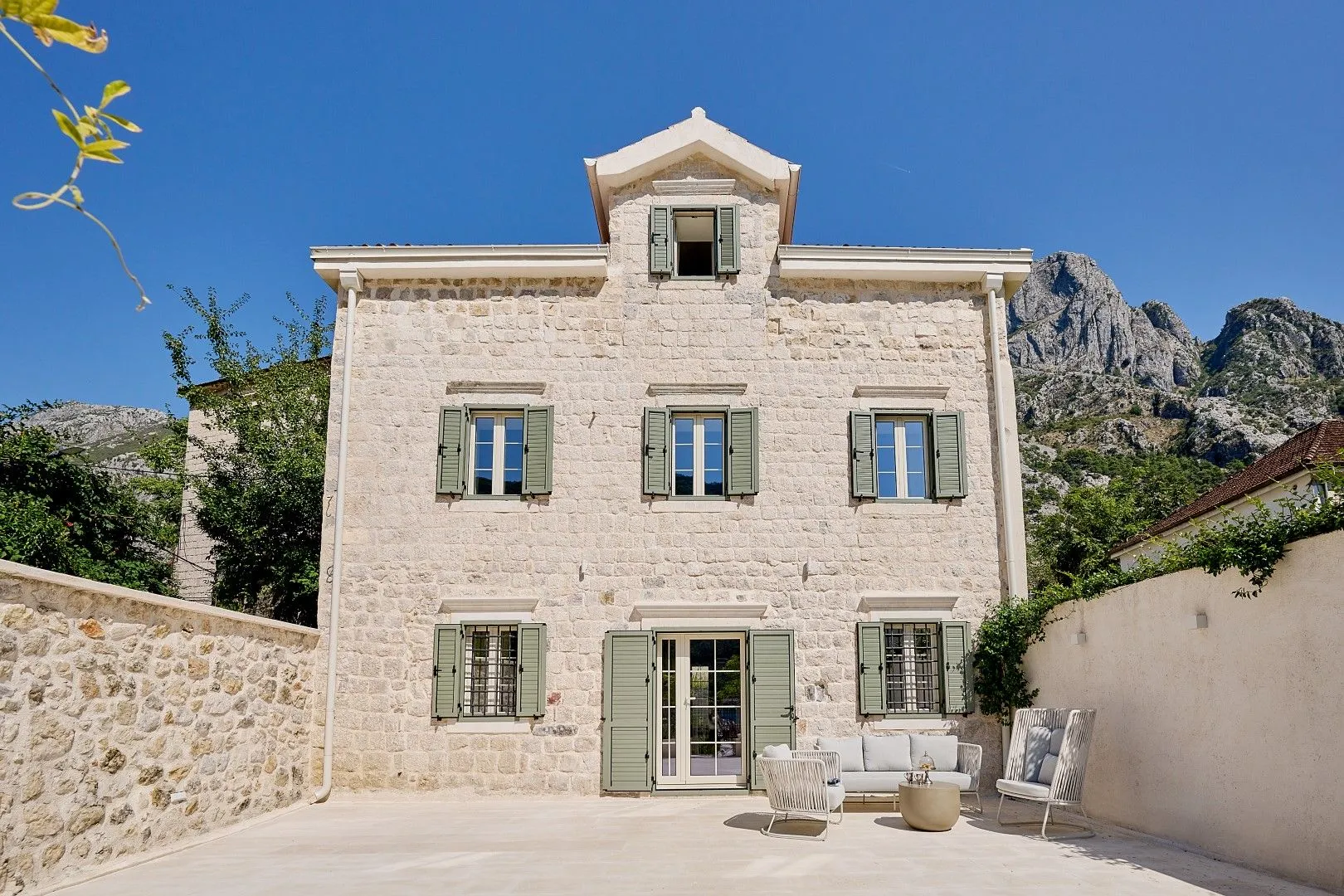 Rent, house, 200m², Dobrota, Kotor
