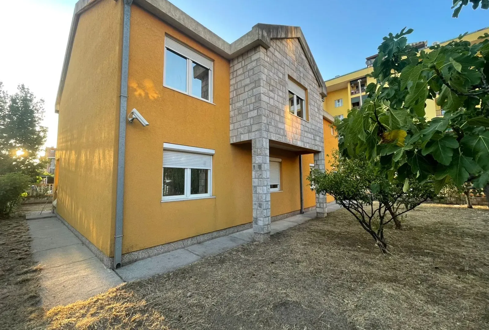 Izdavanje, kuća, 250m², Stari Aerodrom, Podgorica