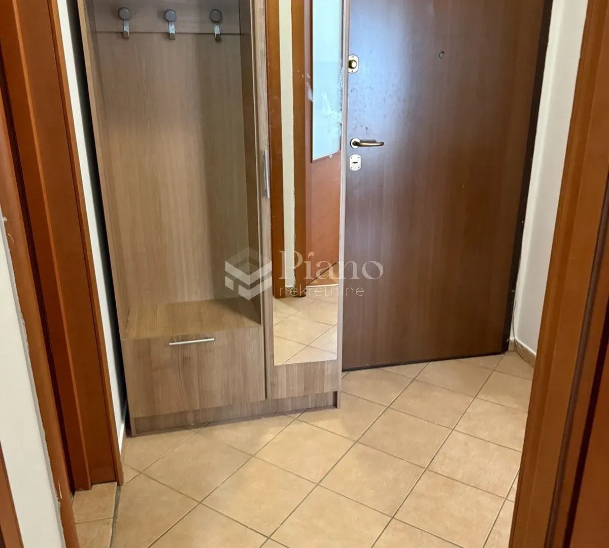 Izdavanje, jednosoban stan, 40m², Stari Aerodrom, Podgorica