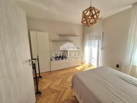Nameštena spavaća soba sa bračnim krevetom, ormarom i drvenim podom. - image 13