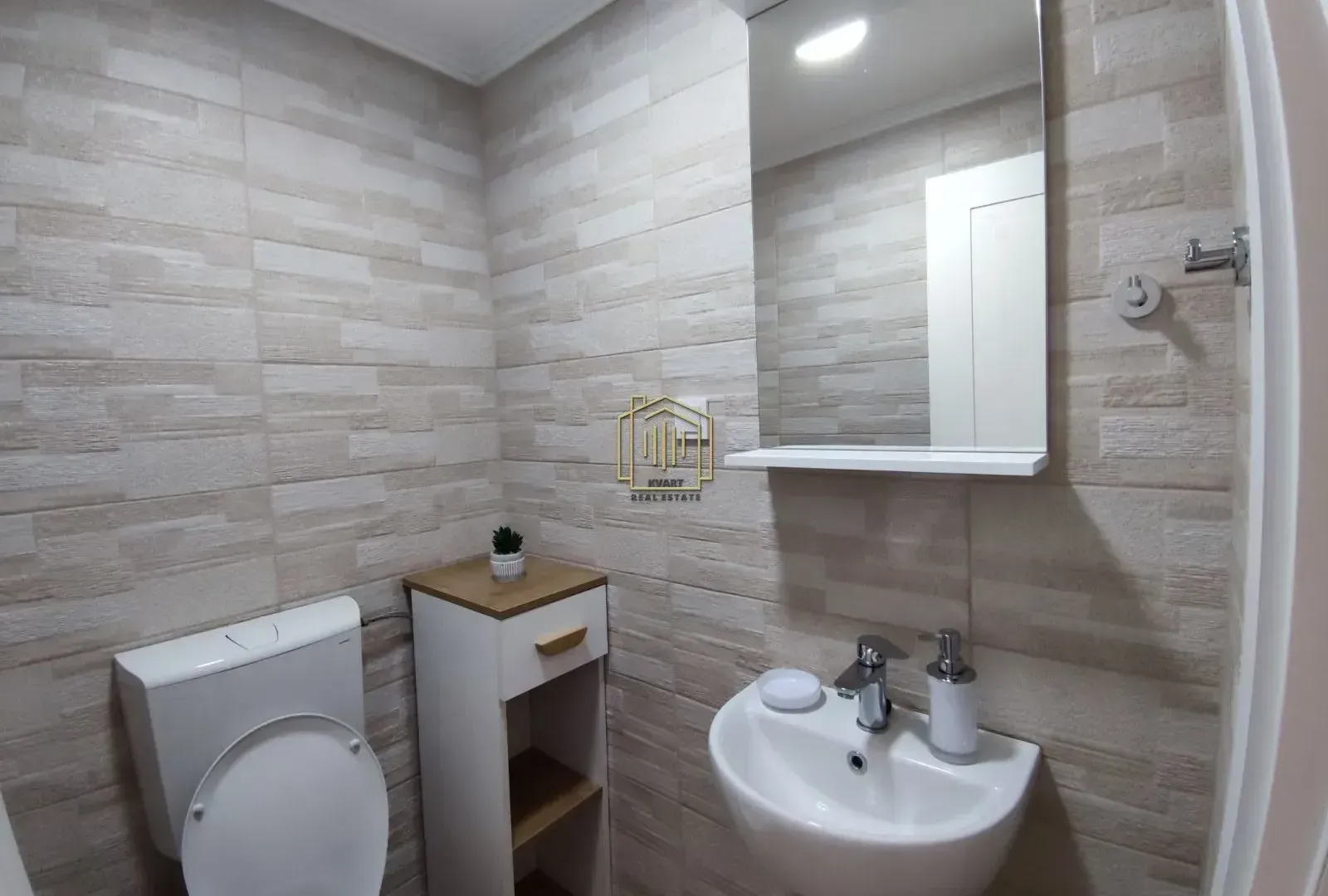 Izdavanje, dvosoban stan, 86m², Centar, Podgorica