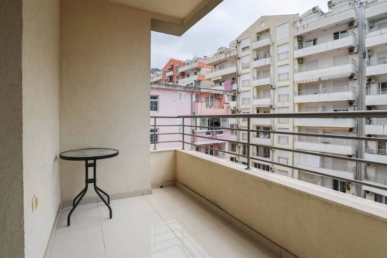 Rent, one bedroom apartment, 54m², Centar, Budva