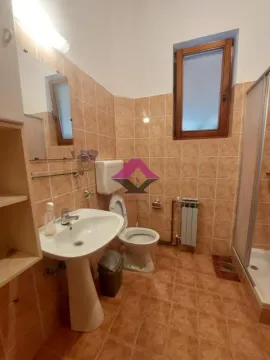 Kupatilo obloženo keramičkim pločicama sa umivaonikom, WC šoljom i tuš kabinom. - image 17