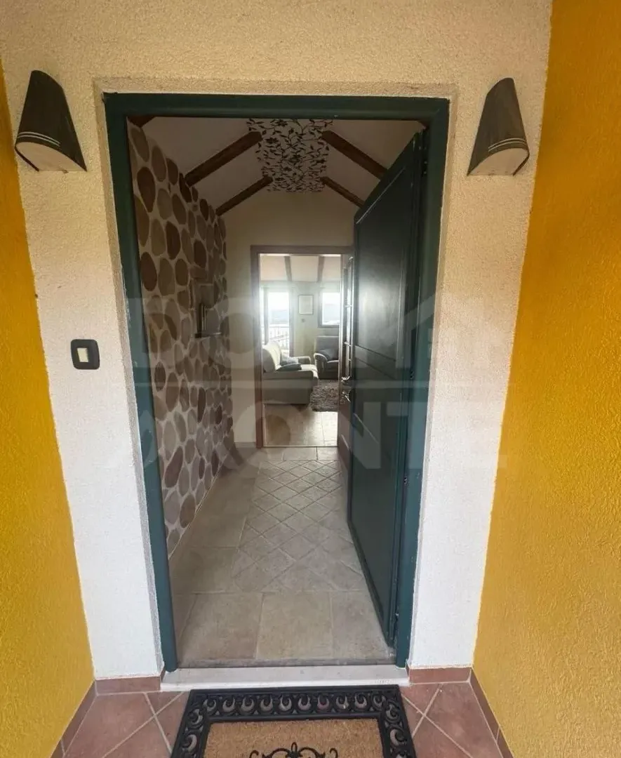 Izdavanje, dvosoban stan, 67m², Tivat, Crna Gora