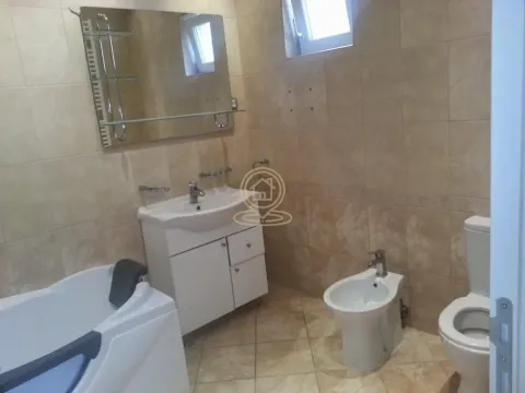 Kupatilo opremljeno umivaonikom, kadom, bideom i toaletom. - image 4
