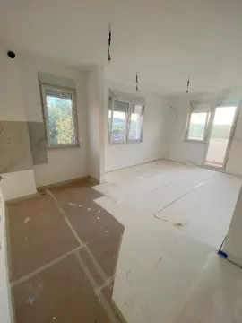 Neopremljena prostorija u izgradnji sa zaštitnim podovima i prozorima. - image 10
