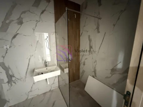 Moderne kupatilo sa tuš kabinom i umivaonikom obloženo keramičkim pločicama. - image 6