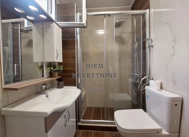 Izdavanje, dvosoban stan, 70m², Škaljari, Kotor