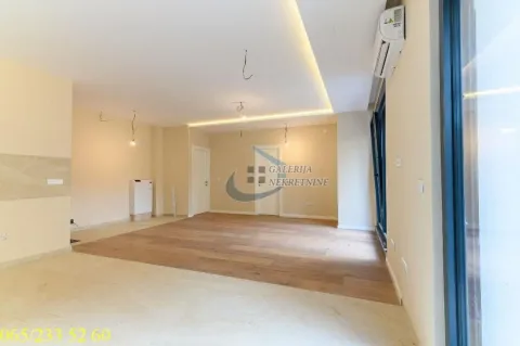 Prazna dnevna soba sa drvenim podom i klima uređajem. - image 4