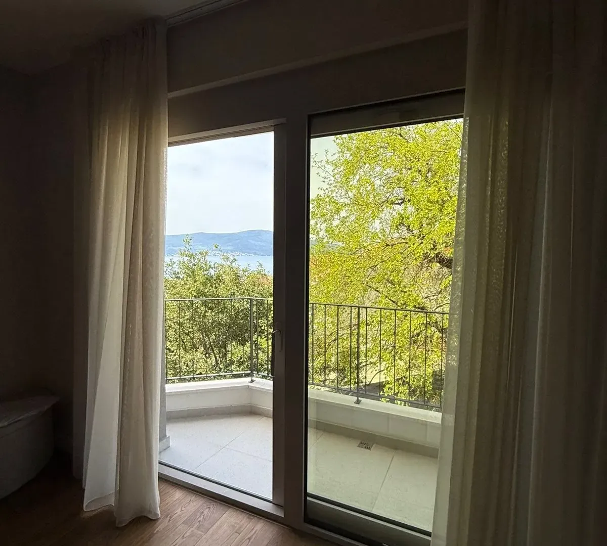 Izdavanje, dvosoban stan, 83m², Tripovići, Tivat