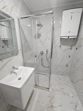 Moderno opremljeno kupatilo sa tuš kabinom, umivaonikom i bojlerom. - image 7