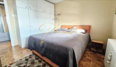 Furnished bedroom with a double bed and a fitted wardrobe. - image 3