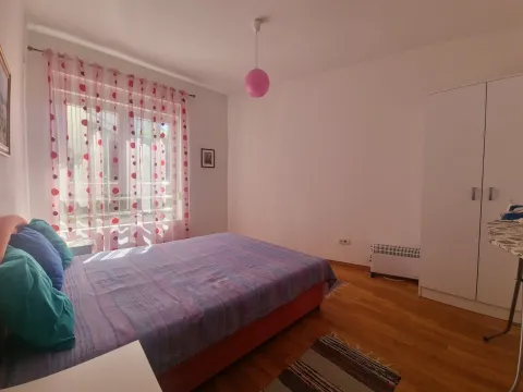 Spavaća soba sa bračnim krevetom, bijelim garderoberom i prozorom sa zavjesama. - image 10