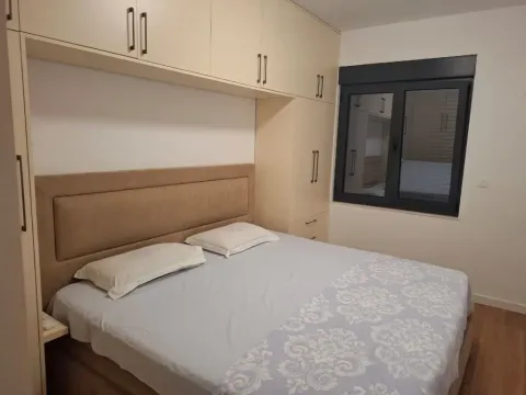 Namještena spavaća soba sa bračnim krevetom i ugradnim plakarima. - image 6