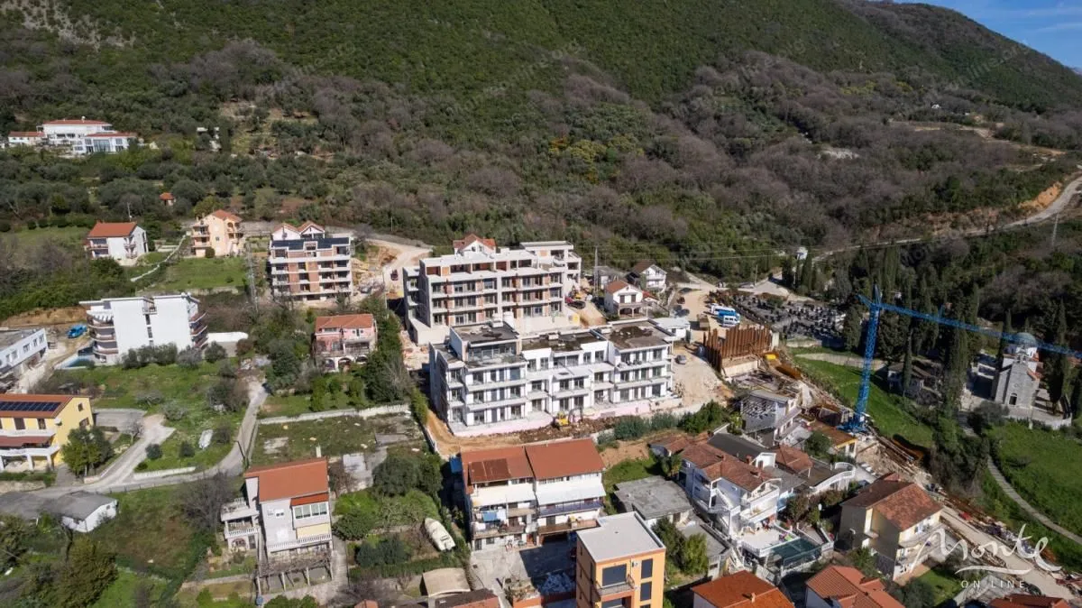 Pogled iz vazduha na objekte u izgradnji i okruženje.