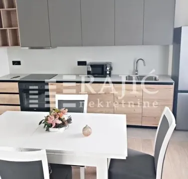 Moderna kuhinja sa trpezarijom i ugrađenim elementima. - image 3