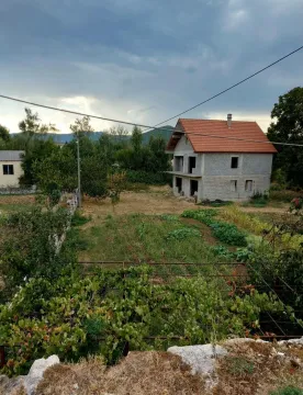 Pogled na kuću u izgradnji sa dvorištem i zelenilom. - image 6