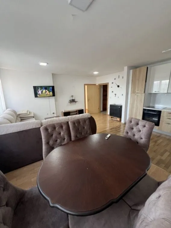 Izdavanje, dvosoban stan, 70m², Centar, Bar