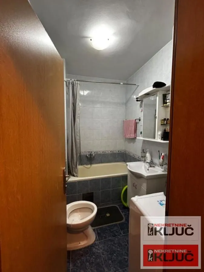 Manje kupatilo sa kadom, umivaonikom i wc šoljom.
