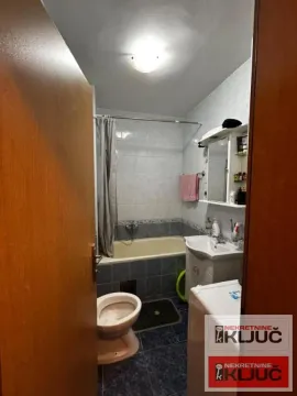 Manje kupatilo sa kadom, umivaonikom i wc šoljom. - image 5