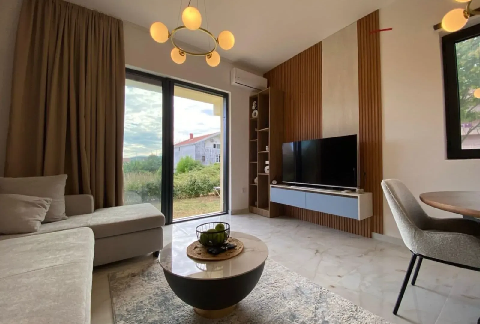 Izdavanje, jednosoban stan, 44m², Tivat, Crna Gora