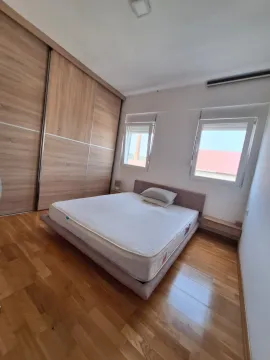 Spavaća soba sa bračnim krevetom, drvenim podom i velikim ugradnim garderoberom. - image 7
