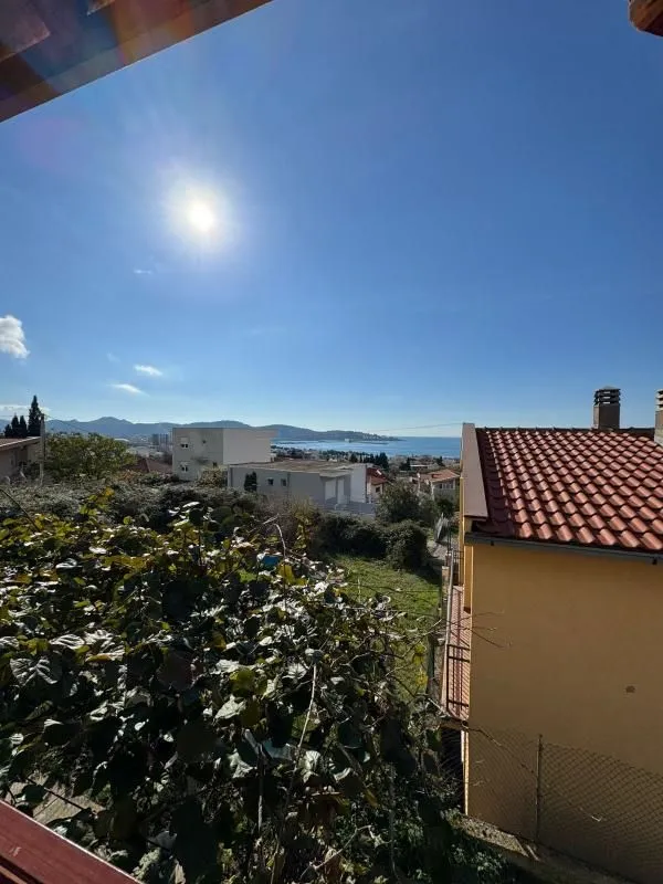 Pogled na more i okolno naselje sa terase.