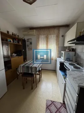 Manja kuhinja sa trpezarijskim delom i prozorom. - image 10