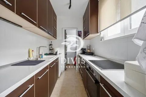 Uska kuhinja sa braon elementima i ugradnim kućnim aparatima. - image 6