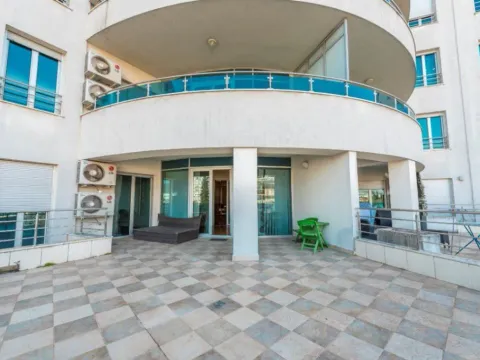 Prodaja, dvosoban stan, 124m², Centar, Podgorica - image 13