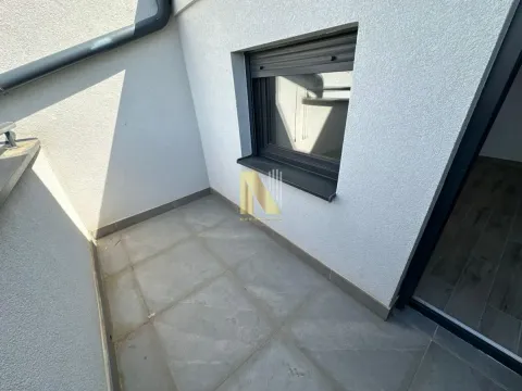 Manja popločana terasa sa prozorom i svetlom fasadom. - image 13