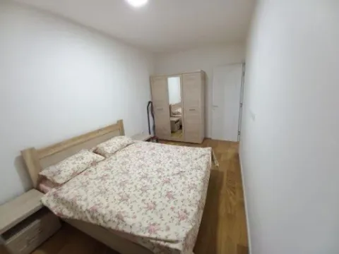 Svijetla spavaća soba sa bračnim krevetom i ormarom. - image 10