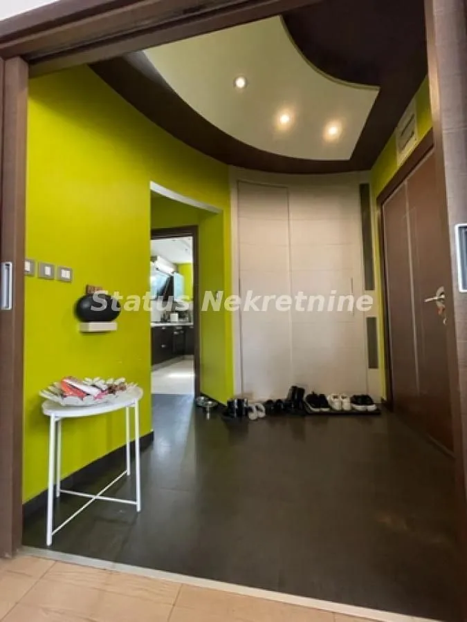Prodaja, kuća, 250m², Lipov gaj, Novi Sad Sve Podlokacije