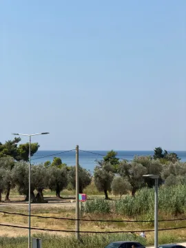 Pogled na more i okolno zelenilo sa terase ili prozora. - image 10