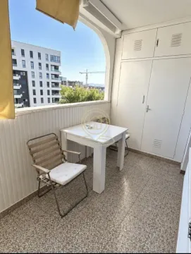 Natkriveni balkon sa stolom, stolicama i ugradnim ormarom. - image 14