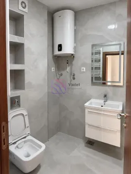 Moderne kupatilo sa sanitarijama, umivaonikom i bojlerom na zidu. - image 9